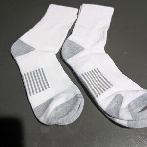 (2) Ct White and Gray Men's Socks NWT Size M (Shoe Size 6-9)